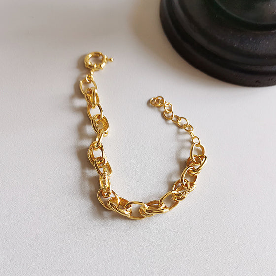 Overlapping Pattern Gold Chain Bracelet