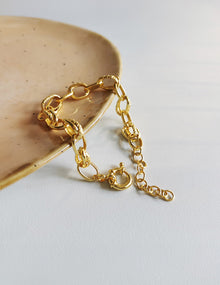  Overlapping Pattern Gold Chain Bracelet